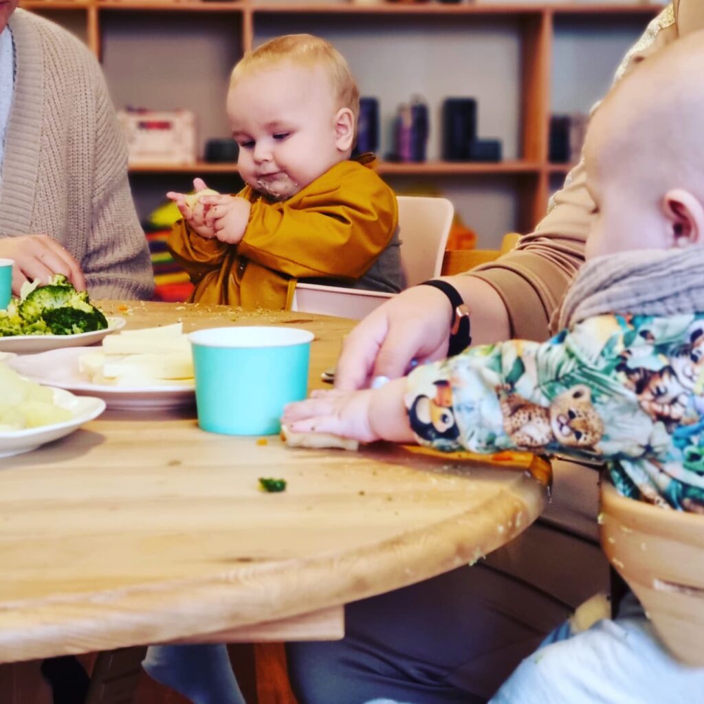 Sanseværkstedets workshop om opstart af mad og Baby-Led Weaning (BLW) giver forældre indsigt i, hvordan de støtter deres barn på en tryg og naturlig måde i overgangen til fast føde. Få praktiske tips, viden om sikker babymad, og inspiration til at skabe en positiv spisesituation.